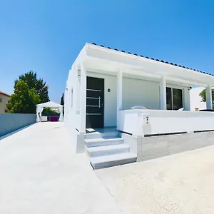 https://sandy-bay-villa.hotelsatayianapa.com