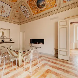 Sotto Gli Affreschi Del 1800 Con Colazione Inclusa Apartment